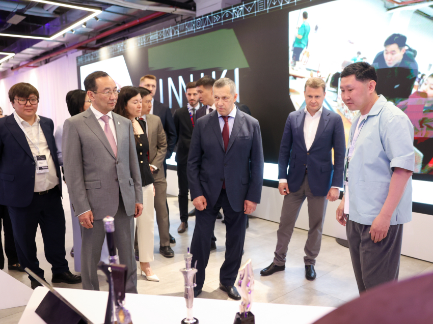 ​Знаменитые забайкальцы Жигжит Баясхаланов и Баяр Барадиев делятся секретами мастерства на форуме «Создано на Дальнем Востоке» в Якутске